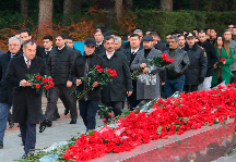 “Cahan Holdinq” KŞİ-nin kollektivi ümummilli lider Heydər Əliyev məzarını ziyarət edib .